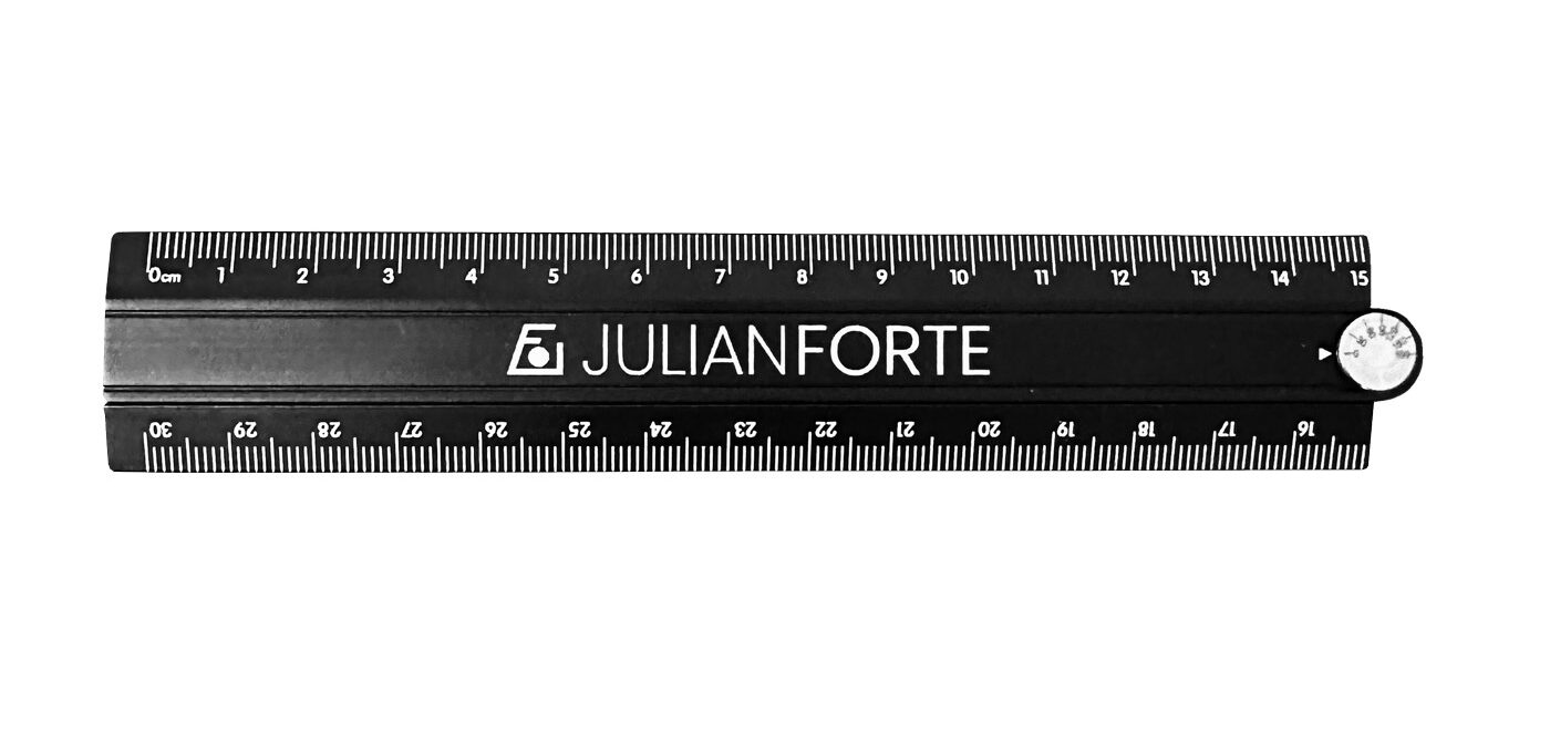 Schwarzes Metalllineal mit eingravierter Skala und Logo Julian Forte.
