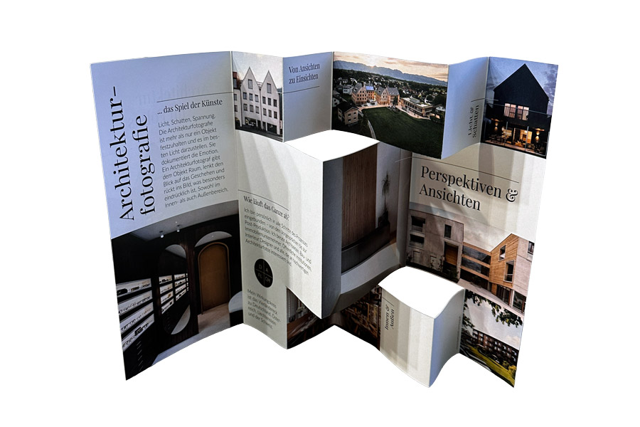 Aufgefalteter Architekturfotografie-Flyer von Julian Forte mit Fotos moderner Gebäude und Texten.