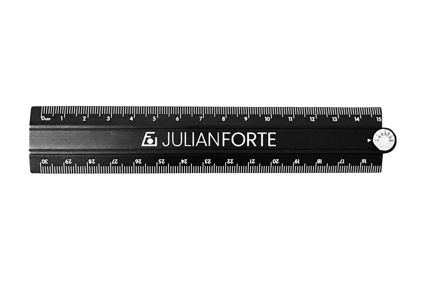 Schwarzes Metalllineal mit eingravierter Skala und Logo Julian Forte.