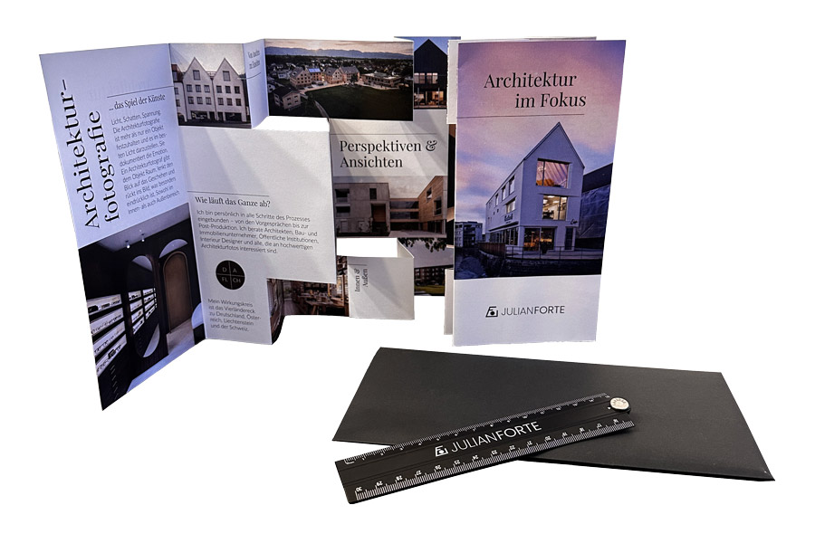 Mailing-Set mit Architekturfotografie-Flyer, Lineal und Kuvert von Julian Forte.
