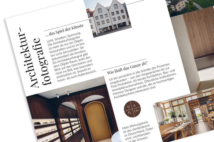 Innenseiten des Flyers von Julian Forte mit Texten und Architekturaufnahmen.
