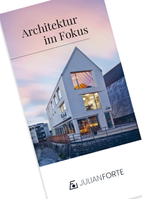 Titelseite des Flyers Architekturfotografie im Fokus von Julian Forte.