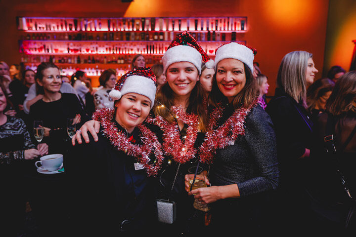 Zuzanna, Andrea und Noreen feiern gemeinsam bei der Weihnachtsfeier „Frau in der Wirtschaft goes party 2025“.