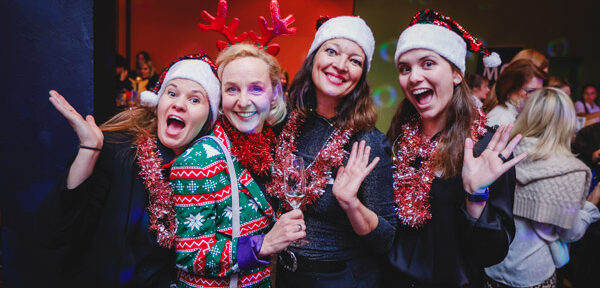Zuzanna, Andrea, Noreen und Heike bei der Weihnachtsfeier „Frau in der Wirtschaft goes party 2025“.