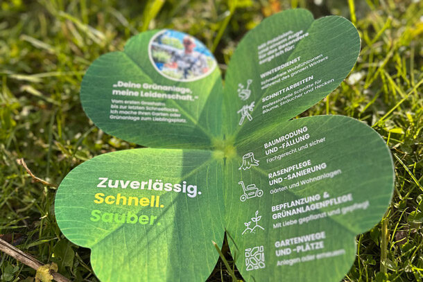 Geöffnetes Direct-Mailing-Kleeblatt mit Texten zu Dienstleistungen und Slogan ‚Zuverlässig. Schnell. Sauber.‘