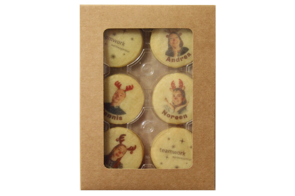 Weihnachtsmailing mit personalisierten Cookies. Bedruckt mit Gesichtern und Namen des Teamwork-Teams.