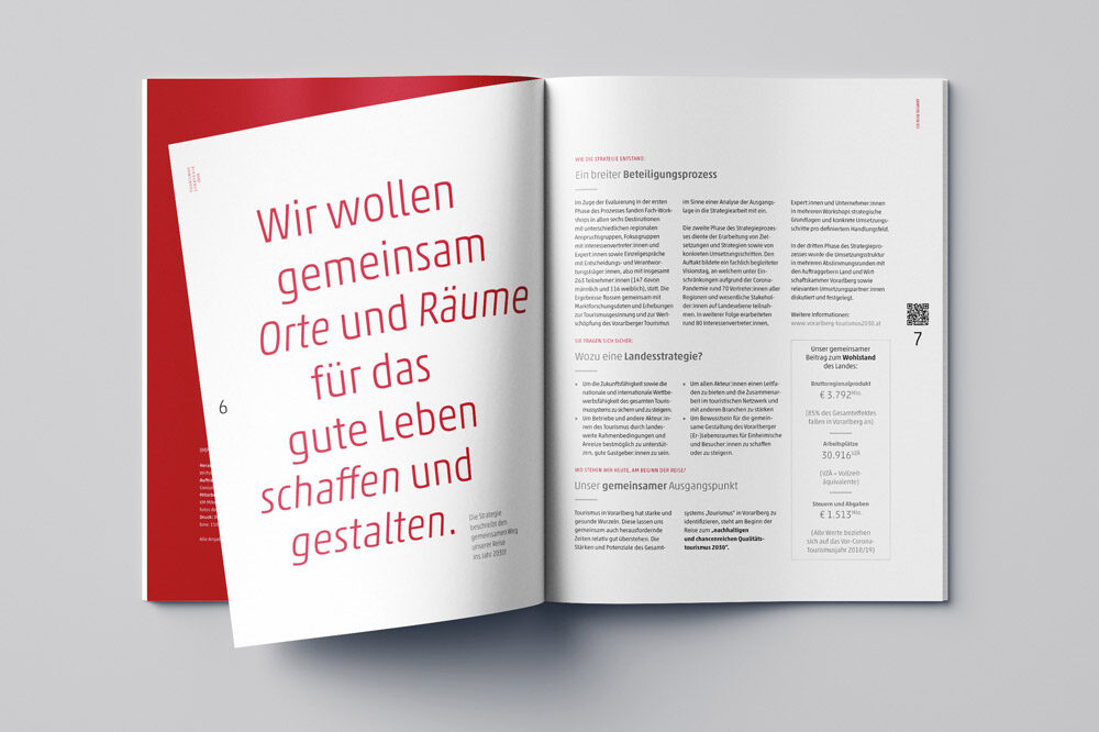 Aufgeschlagene Broschüre mit großem Zitat in roter Schrift „Wir wollen gemeinsam Orte und Räume für das gute Leben schaffen und gestalten“ sowie erklärendem Text zum Beteiligungsprozess.