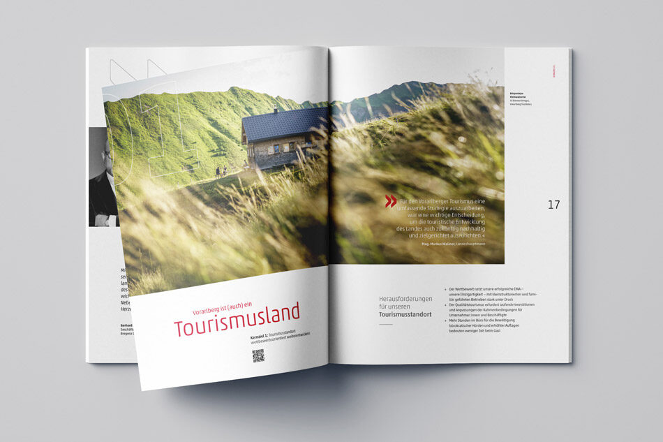 Aufgeschlagene Seite mit großem Naturfoto einer Vorarlberger Berglandschaft, daneben Titel „Vorarlberg ist (auch) ein Tourismusland“.