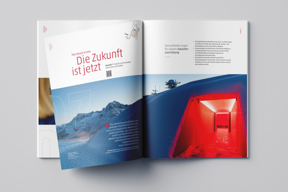 Doppelseite mit Winterlandschaft und modernem roten Eingang im Schnee, Titel „Die Zukunft ist jetzt“.