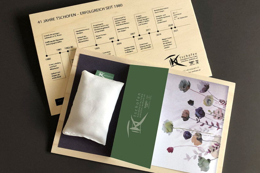 Direct-Mailing von Tschofen Raumgestaltung mit Zeitachse, Stoffkissen und Einladungsgestaltung.