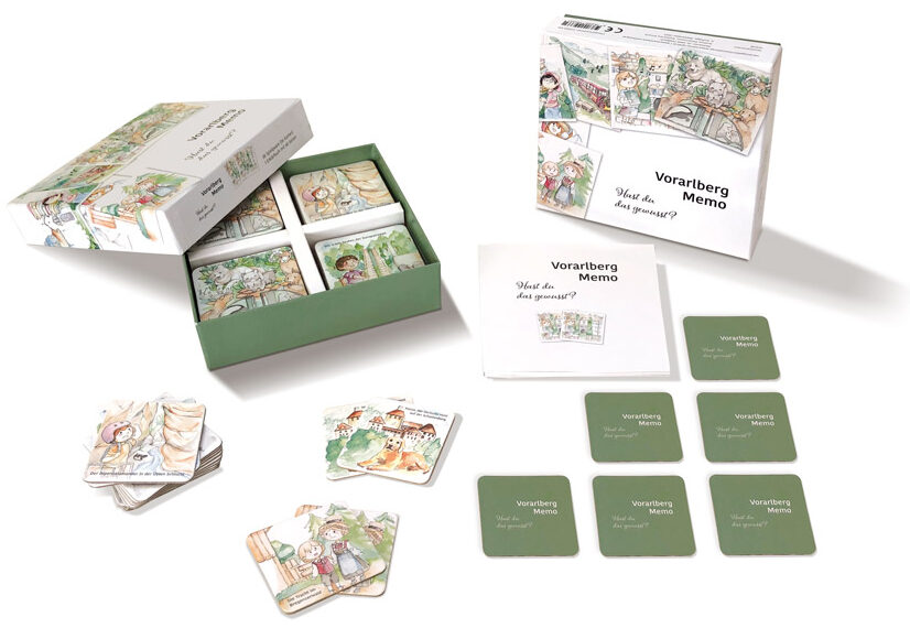 Vorarlberg Memo Spiel mit illustrierten Karten in geöffneter Box – regionales Memo-Spiel mit handgezeichneten Motiven aus Vorarlberg.